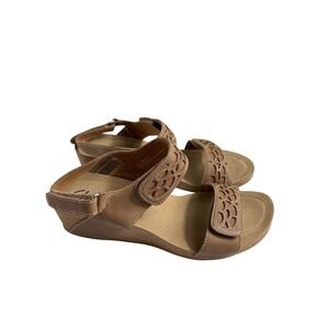 Clarks Bendables‎ Women's 10M Tan Leather Wedge Sandals Cutout Adjustable Straps